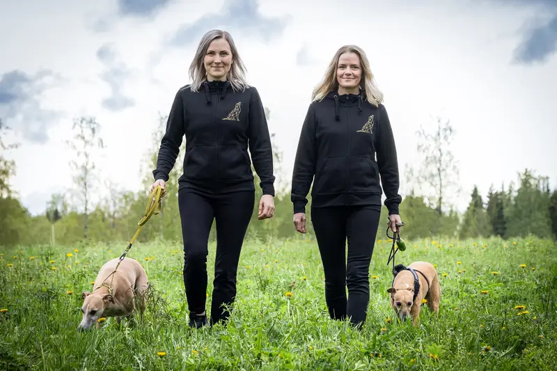 Eläinlääkärit Sonja Flinck ja Satu Heng koiriensa kanssa – Eläinklinikka Soma